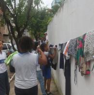 Voluntárias Sociais doam roupas ao projeto 'Inverno Quentinho' no bairro de Santa Cruz