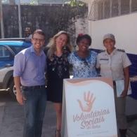 Voluntárias Sociais doam roupas ao projeto 'Inverno Quentinho' no bairro de Santa Cruz
