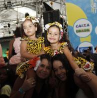Duas mil crianças participam de baile de Carnaval com Saulo