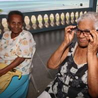 Voluntárias Sociais entregam óculos e próteses a idosos e crianças