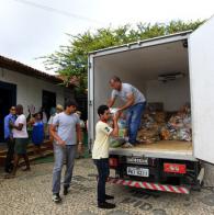 Voluntárias Sociais e PM levam alimentos a instituições carentes