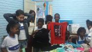 Voluntárias fazem doação ao “Varal Solidário” do bairro de Santa Cruz