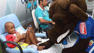 Mascote do Cruzeiro leva alegria a pacientes do Martagão Gesteira